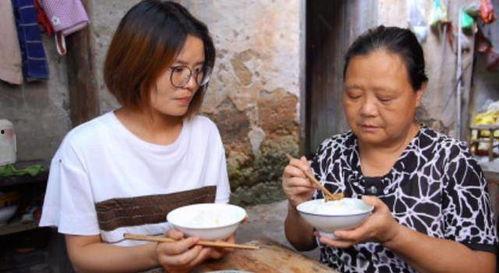 农村小公婆吃瓜,共享田园生活乐趣