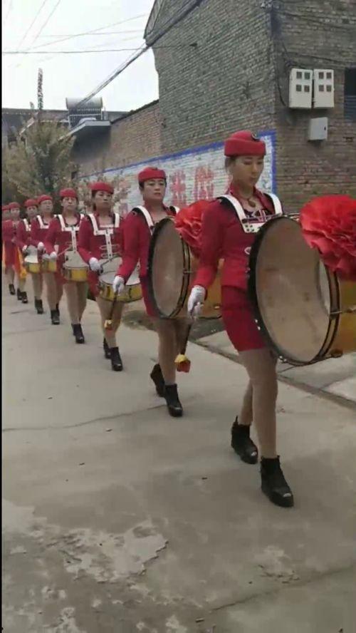 湖北农村吃瓜表演图片视频,吃瓜表演，欢乐乡村生活剪影