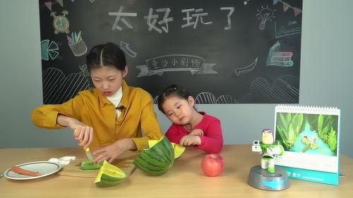 三岁萌娃吃瓜视频大全,萌态百出欢乐无限